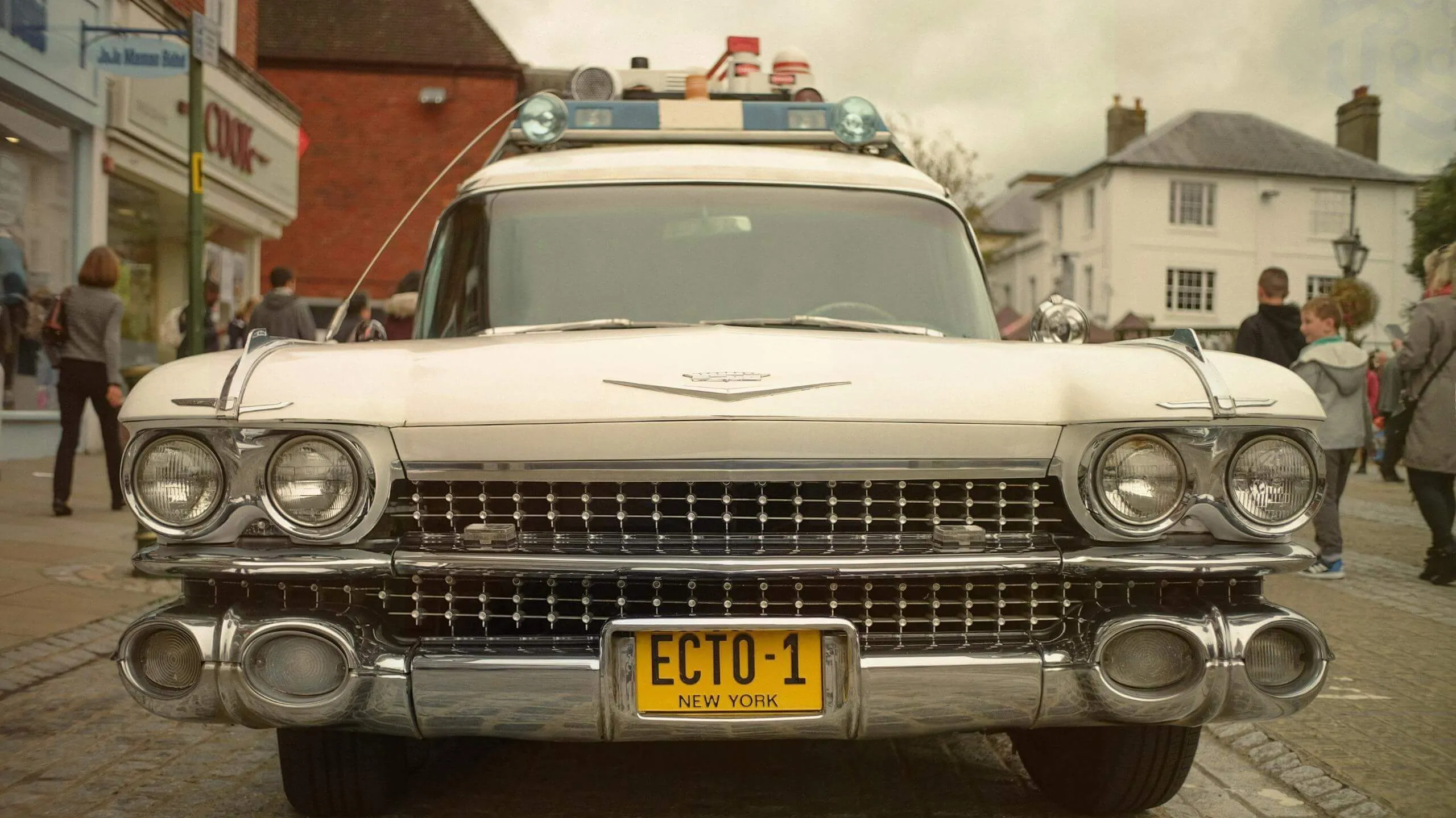 Ghostbusters - Ecto-1 front side