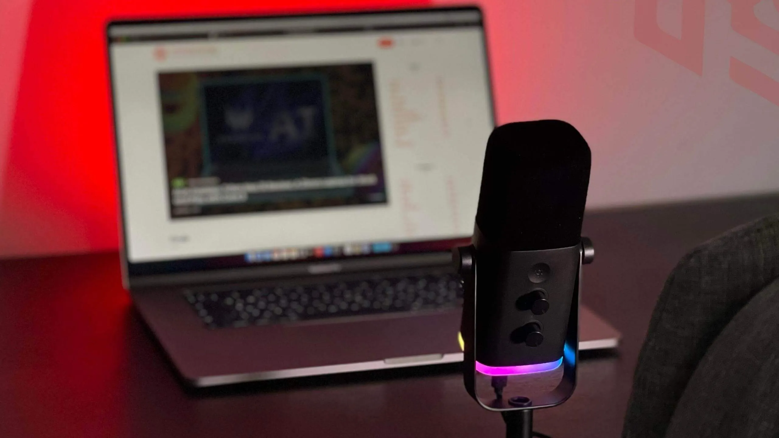 Fifine AM8 microphone with Macbook pro on the desk