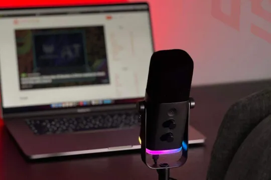 Fifine AM8 microphone with Macbook pro on the desk